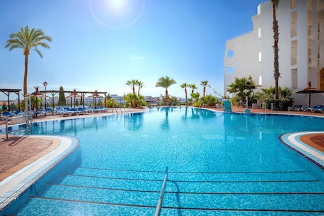 3 piscine all'aperto, lettini. Hotel Servigroup Marina Mar