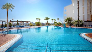 3 outdoor pools, pool loungers