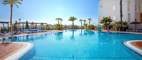 3 piscines extérieures, chaises longues