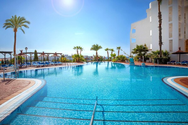 3 outdoor pools, pool loungers