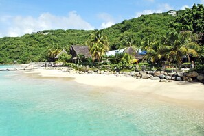 En privat strand, snorkling, windsurfing, strandbarer