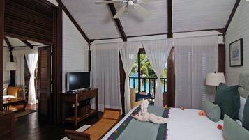 Suite, 1 trÚs grand lit, en front de plage | Minibar, coffres-forts dans les chambres, lits bébé (gratuits)