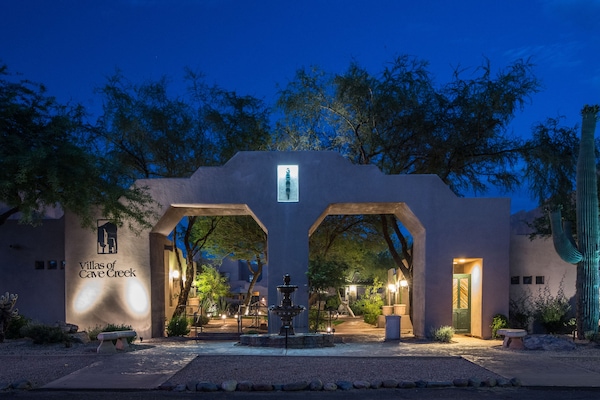 Bagian depan properti - sore/malam