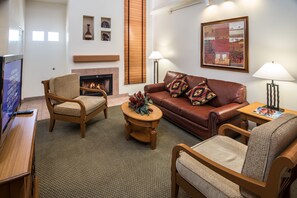 Leilighet, 2 soverom | Oppholdsområde | LCD-TV, peis og DVD-spiller