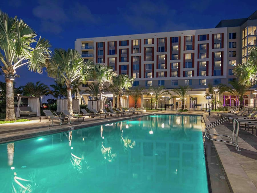 Outdoor pool, free pool cabanas, pool loungers