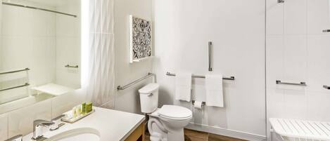 Un baño moderno con un lavamanos grande, inodoro y ducha.