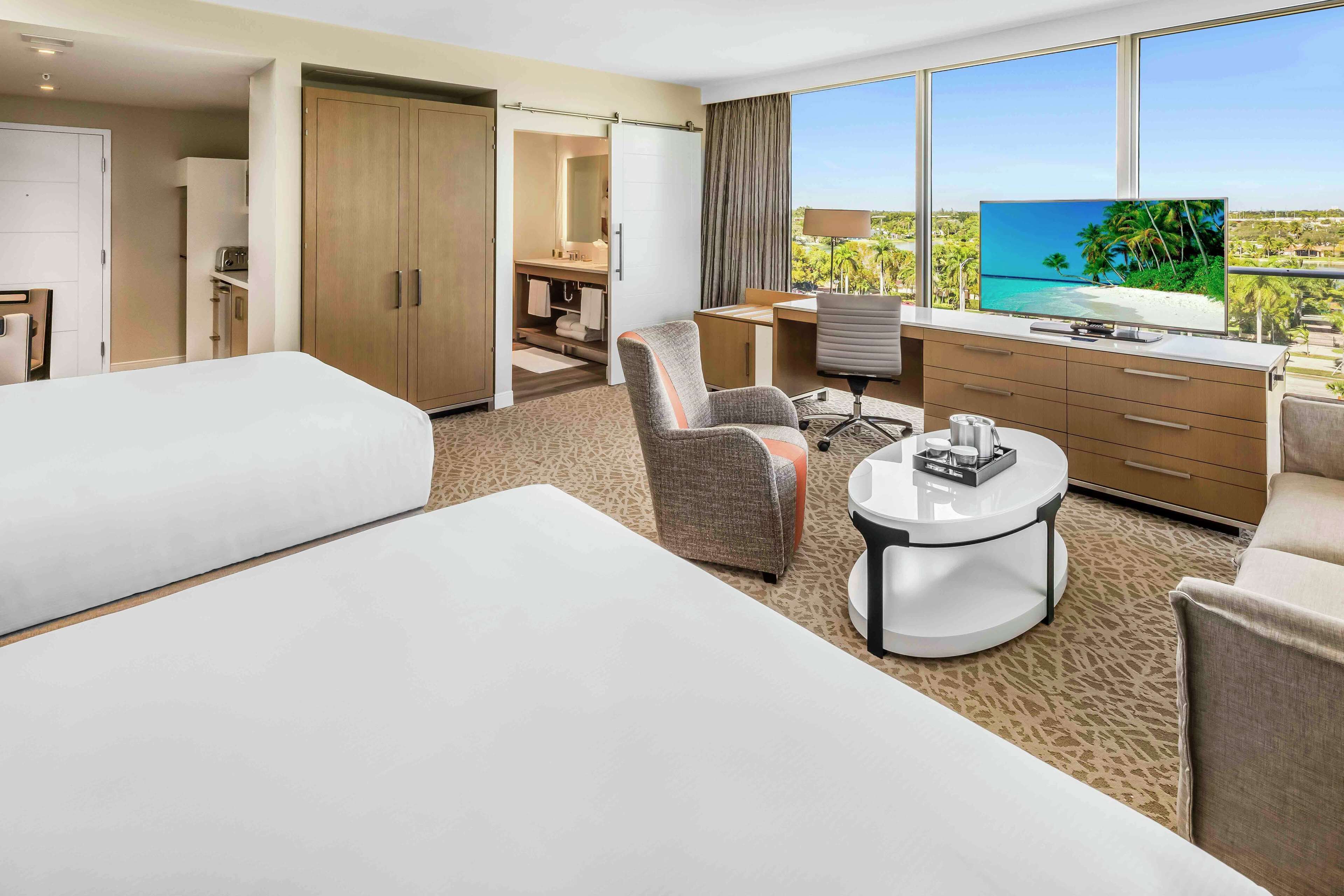 Studio Suite, 2 Queen Beds | Living area