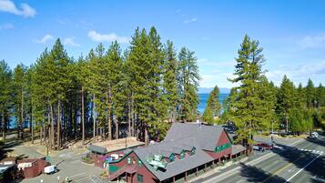 Vista frontal de la propiedad