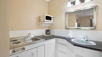 Escritorio, espacio para trabajar con laptop y cortinas blackout