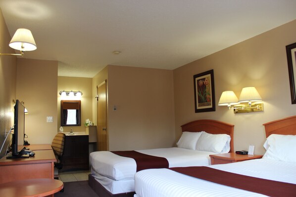 Desk, laptop workspace, blackout drapes, iron/ironing board - Deer Park Inn Red Deer (Red Deer)