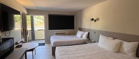 Escritorio, espacio para trabajar con laptop y cortinas blackout