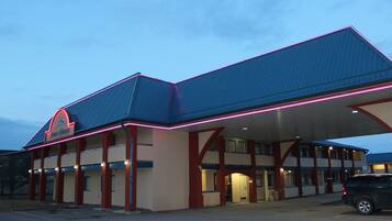 Fachada de la propiedad por la tarde o noche