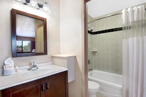 Kombinasi shower/bathtub, pancuran hujan,  dan perlengkapan mandi gratis