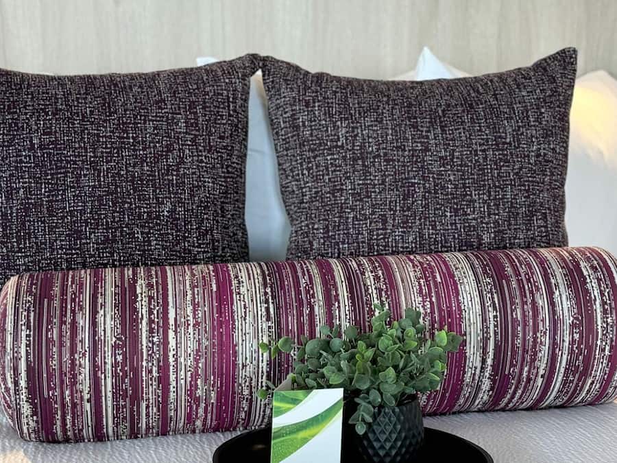 Escritorio, espacio para trabajar con laptop y cortinas blackout