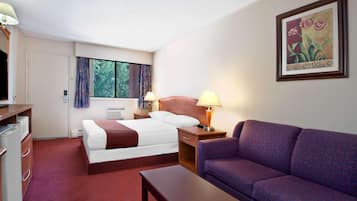 Escritorio, espacio para trabajar con laptop y cortinas blackout