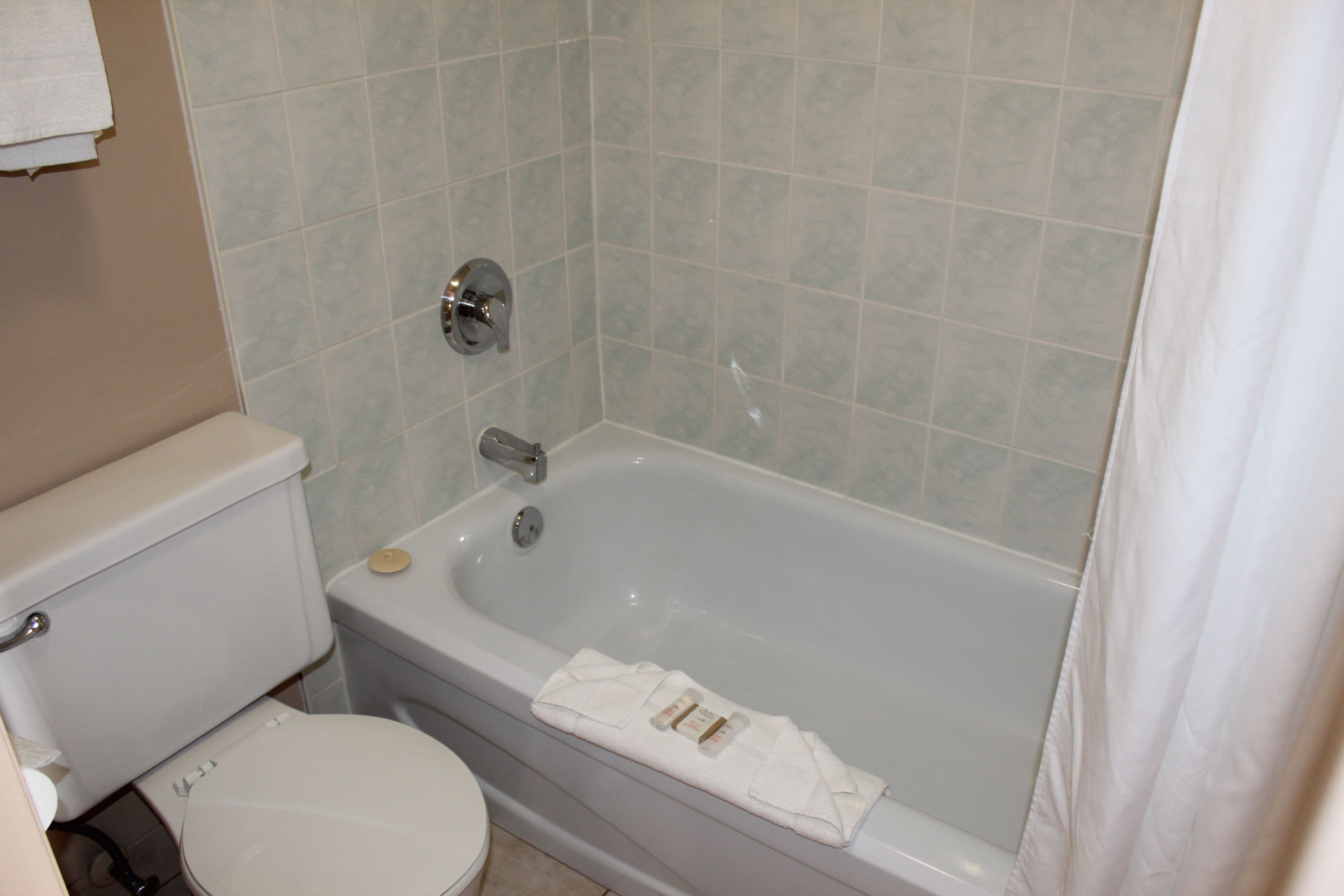 Duschwanne, Regendusche, kostenlose Toilettenartikel, Haartrockner