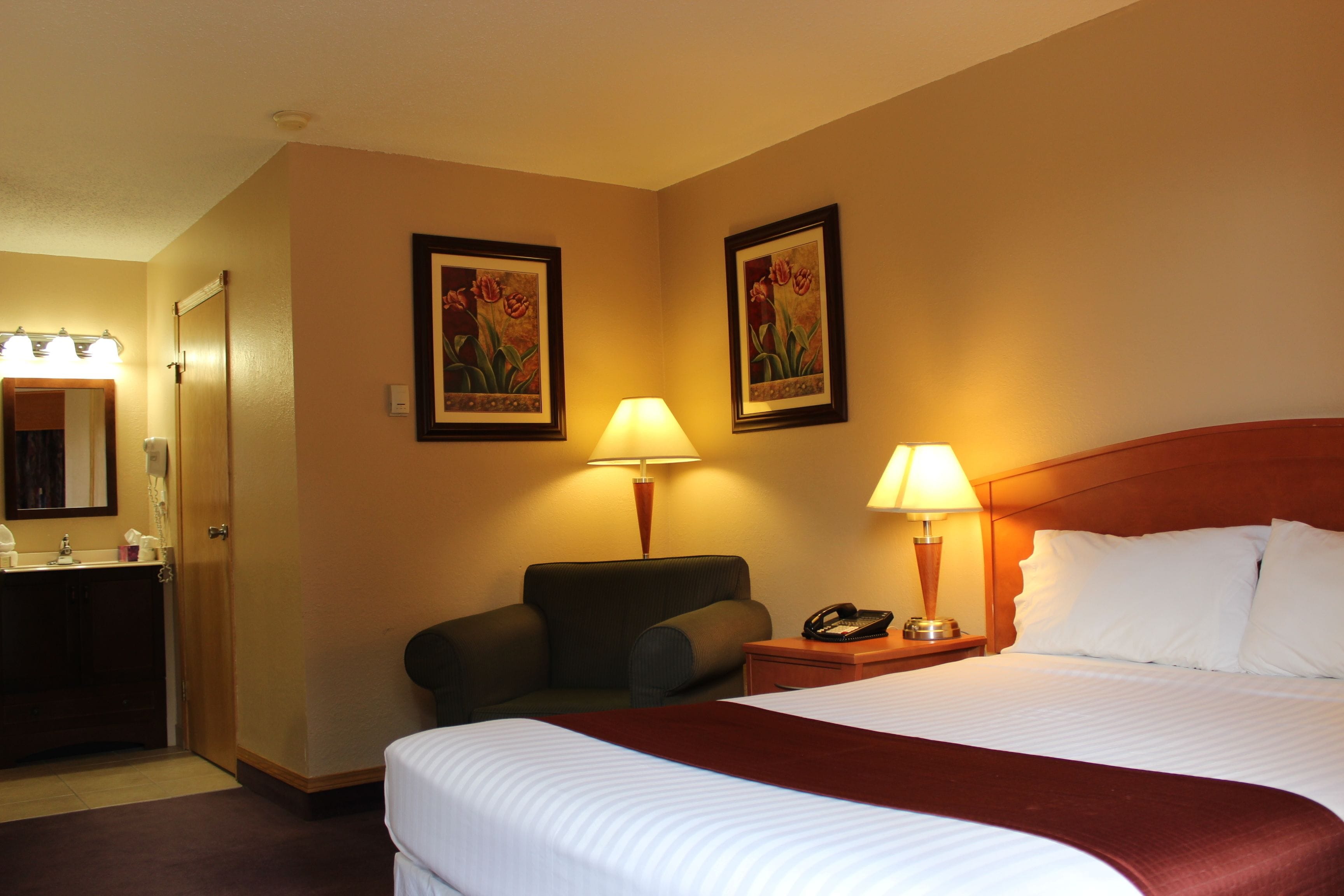 Escrivaninha, espaço de trabalho para notebook, cortinas blackout