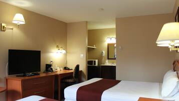 Escritorio, espacio para trabajar con laptop y cortinas blackout