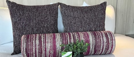Escritorio, espacio para trabajar con un portátil, cortinas opacas