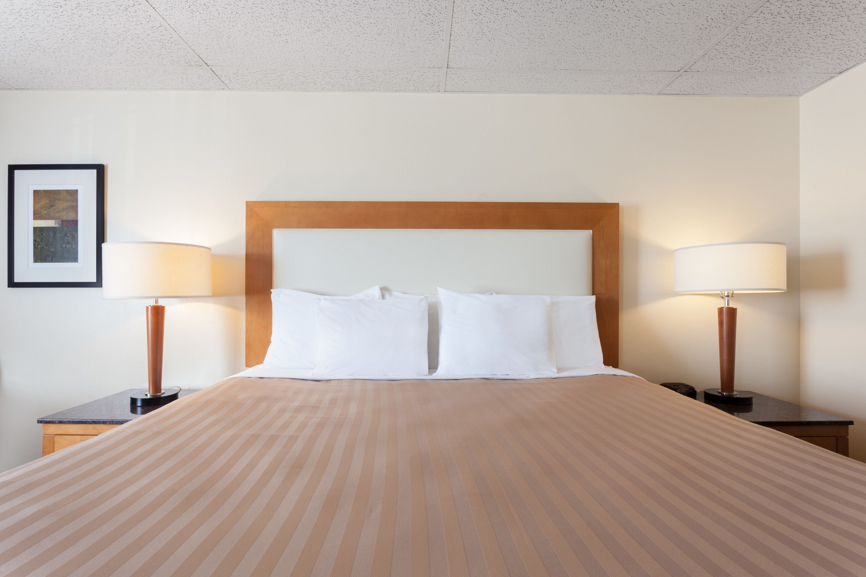 1 habitación, caja de seguridad en la habitación y escritorio 