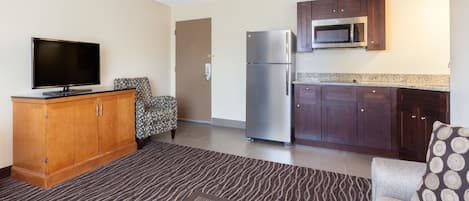 Suite, 1 très grand lit, non-fumeur (One-Bedroom) | Salle de séjour | Téléviseur