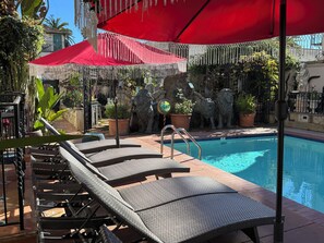Outdoor pool, pool umbrellas, pool loungers - Villa Rosa Inn (Santa Barbara)