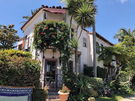 Exterior. Villa Rosa Inn