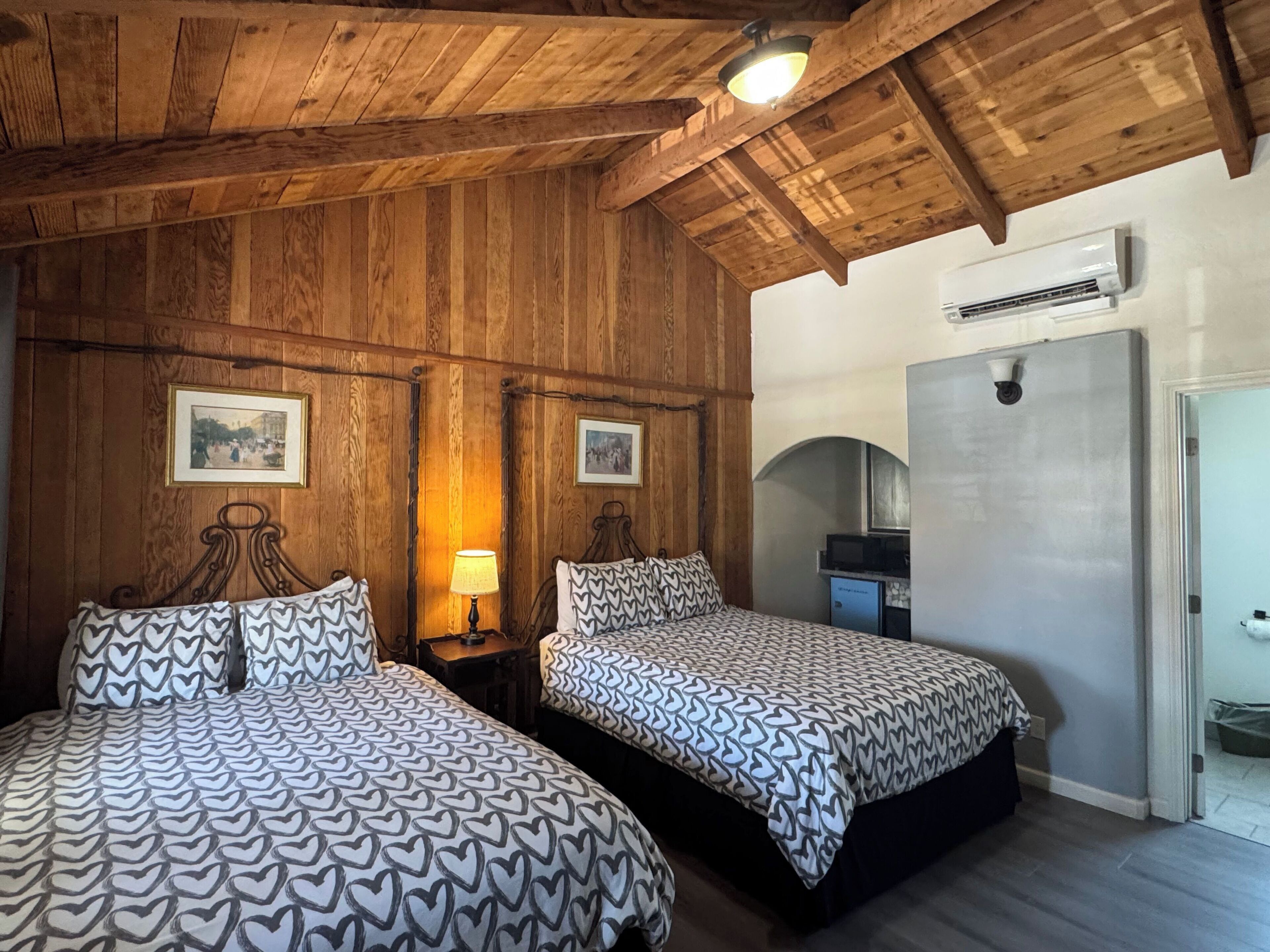 Habitación, 2 camas Queen size | Sábanas de algodón egipcio y ropa de cama de alta calidad 