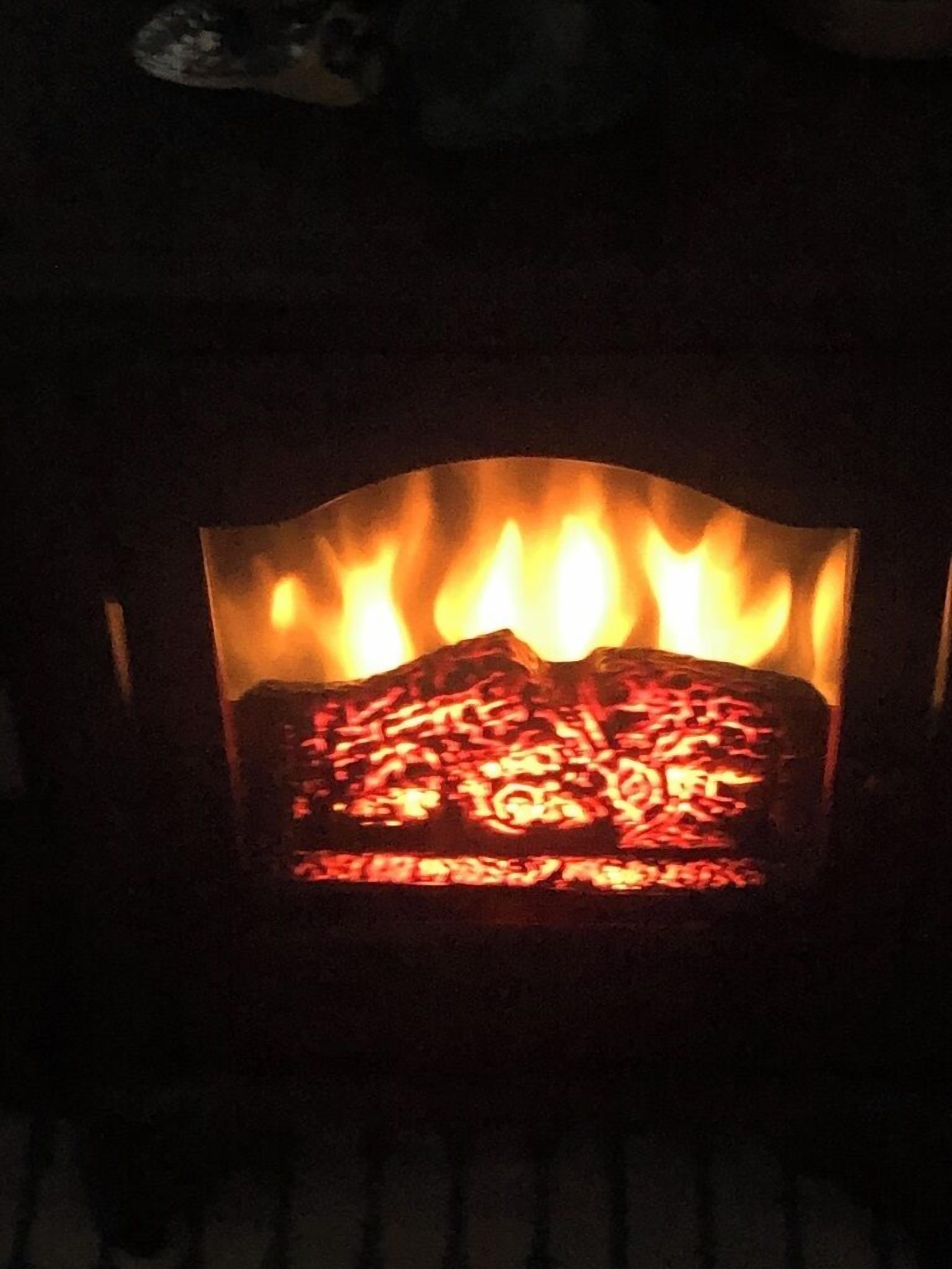 Una chimenea con leña ardiendo.