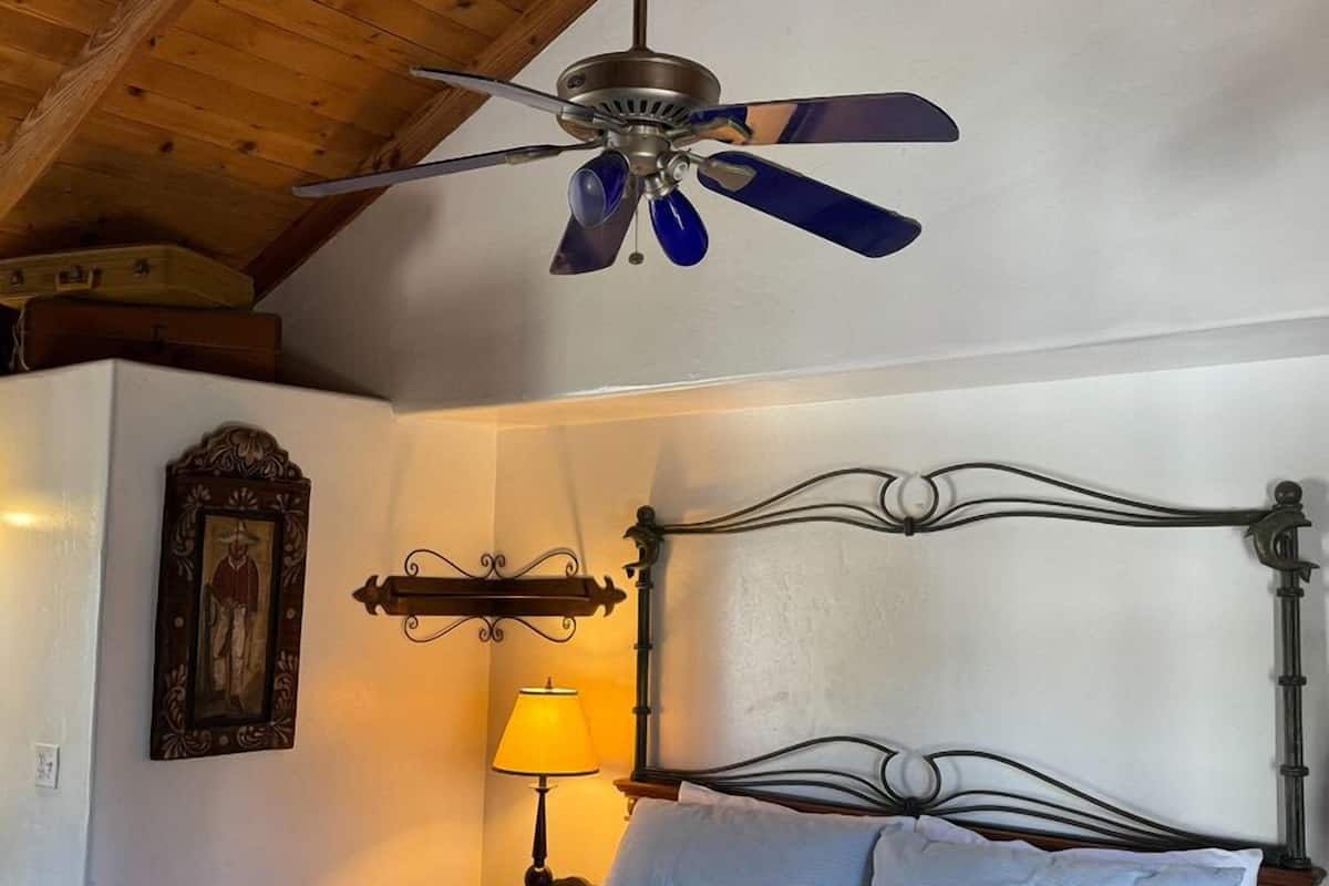 Chambre, 1 trĂšs grand lit | DĂ©cor unique, ameublement unique, rideaux dâobscurcissement
