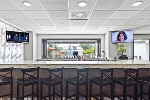 Bar (on property) - Holiday Inn St. Petersburg West by IHG (St. Petersburg)