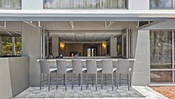 Bar (trong khuôn viên)