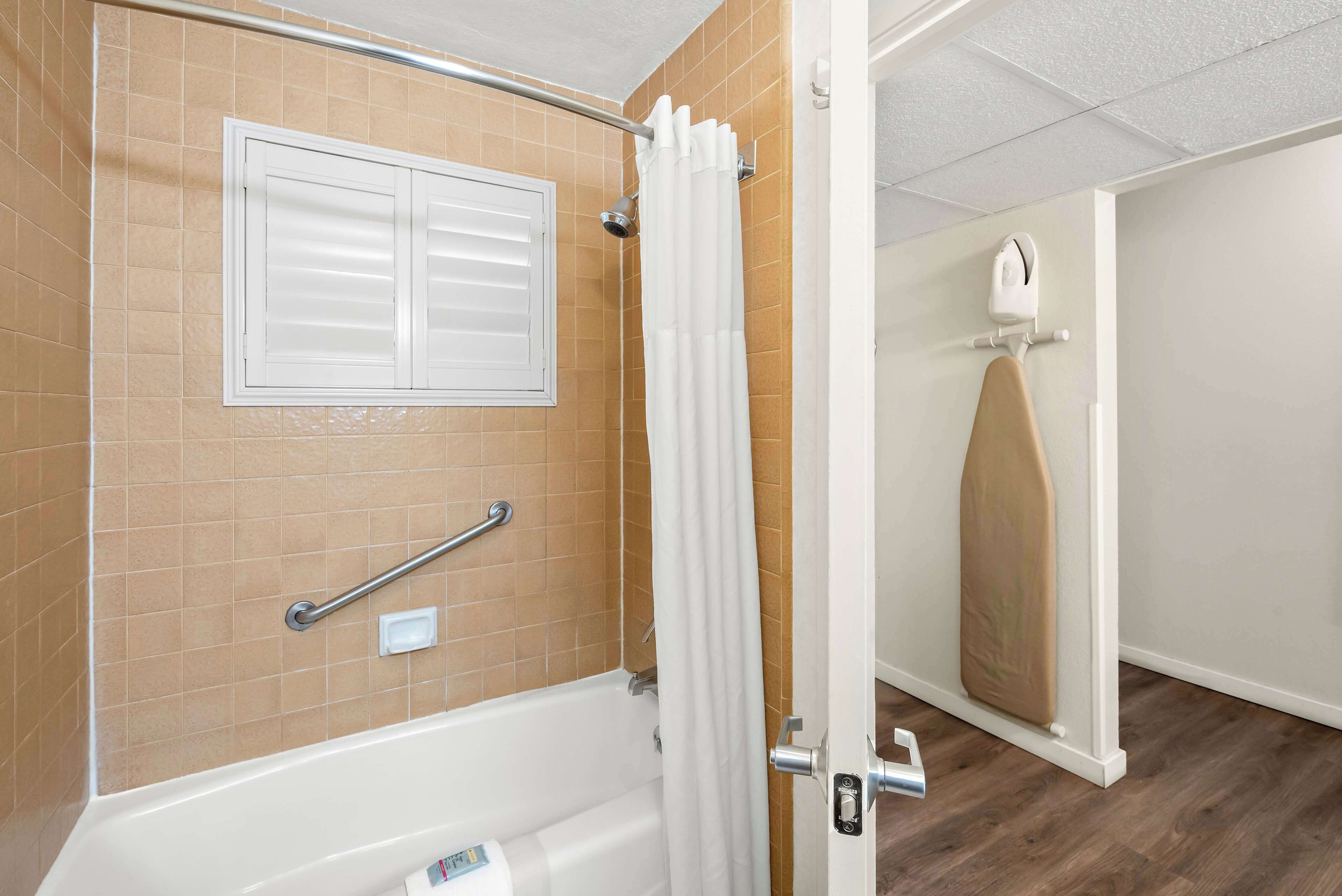 standard room, 2 double beds, non smoking, refrigerator | bathroom | free toiletries, hair dryer, towels, soap