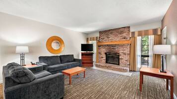 Suite, 1 letto king, non fumatori, frigorifero e microonde (Living Room;with Sofabed) | Una scrivania, postazione laptop, ferro/asse da stiro, Wi-Fi