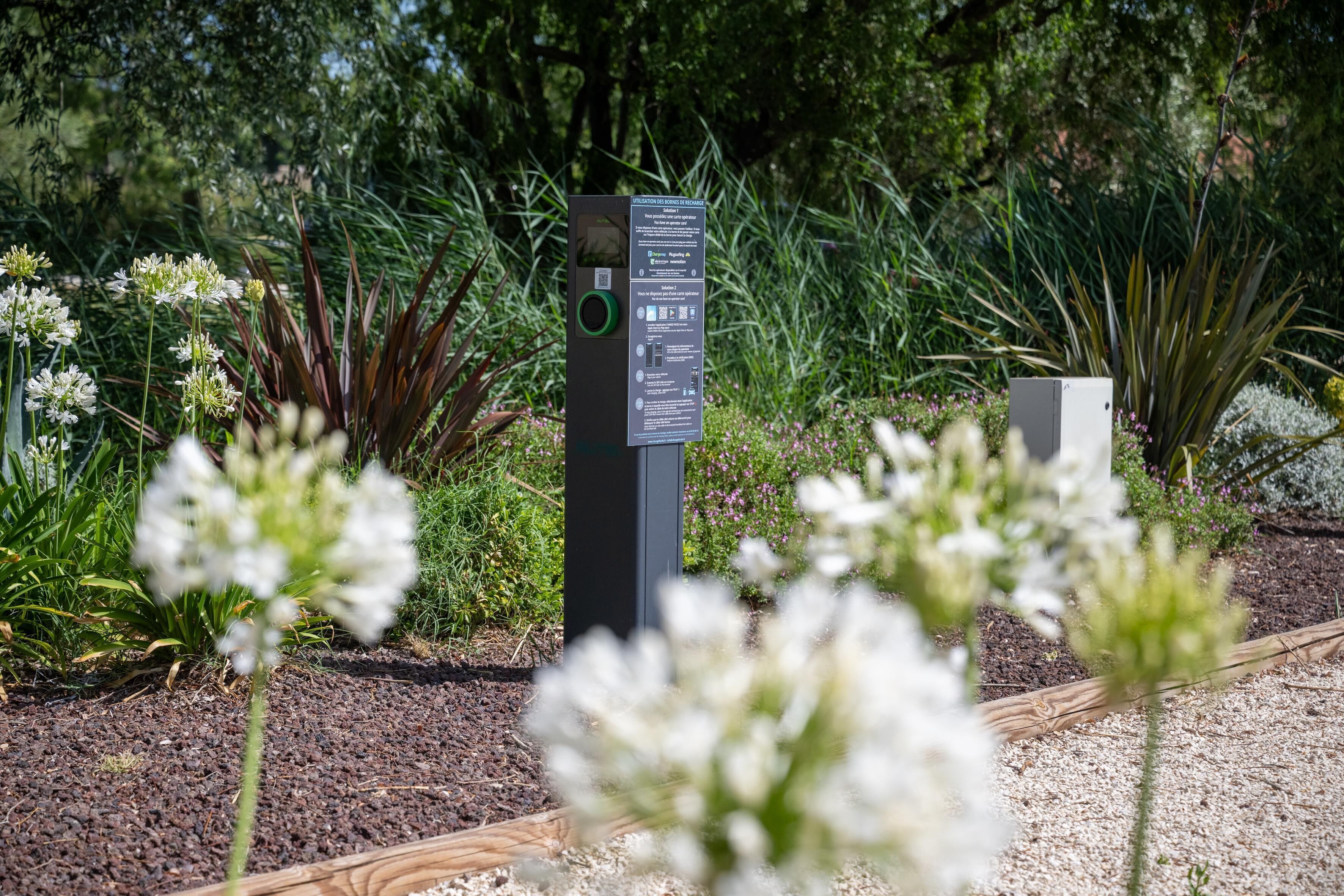 Un jardin équipé d’un panneau solaire et d’un panneau d’information.