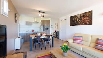 Suite Familiale, plusieurs lits, non-fumeurs, terrasse | Coffres-forts dans les chambres, bureau, chambres insonorisées