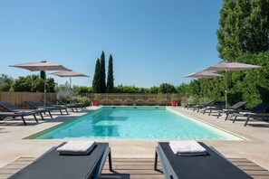 Seasonal outdoor pool, pool umbrellas, sun loungers - Best Western Aurelia (Maussane-les-Alpilles)