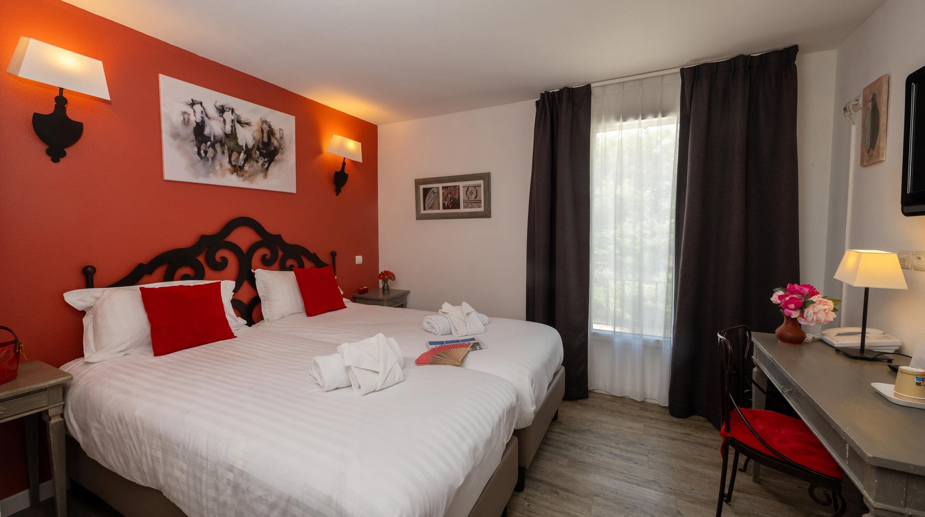 Comfort kamer, 2 eenpersoonsbedden, niet-roken | Een kluis op de kamer, een bureau, geluiddichte muren
