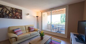 Suíte família, várias camas, para não fumantes, terraço | Cofres nos quartos, escrivaninha, quartos à prova de som