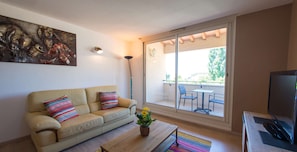 Familien-Suite, Mehrere Betten, Nichtraucher, Terrasse | Zimmersafe, Schreibtisch, schallisolierte Zimmer, Bügeleisen/Bügelbrett