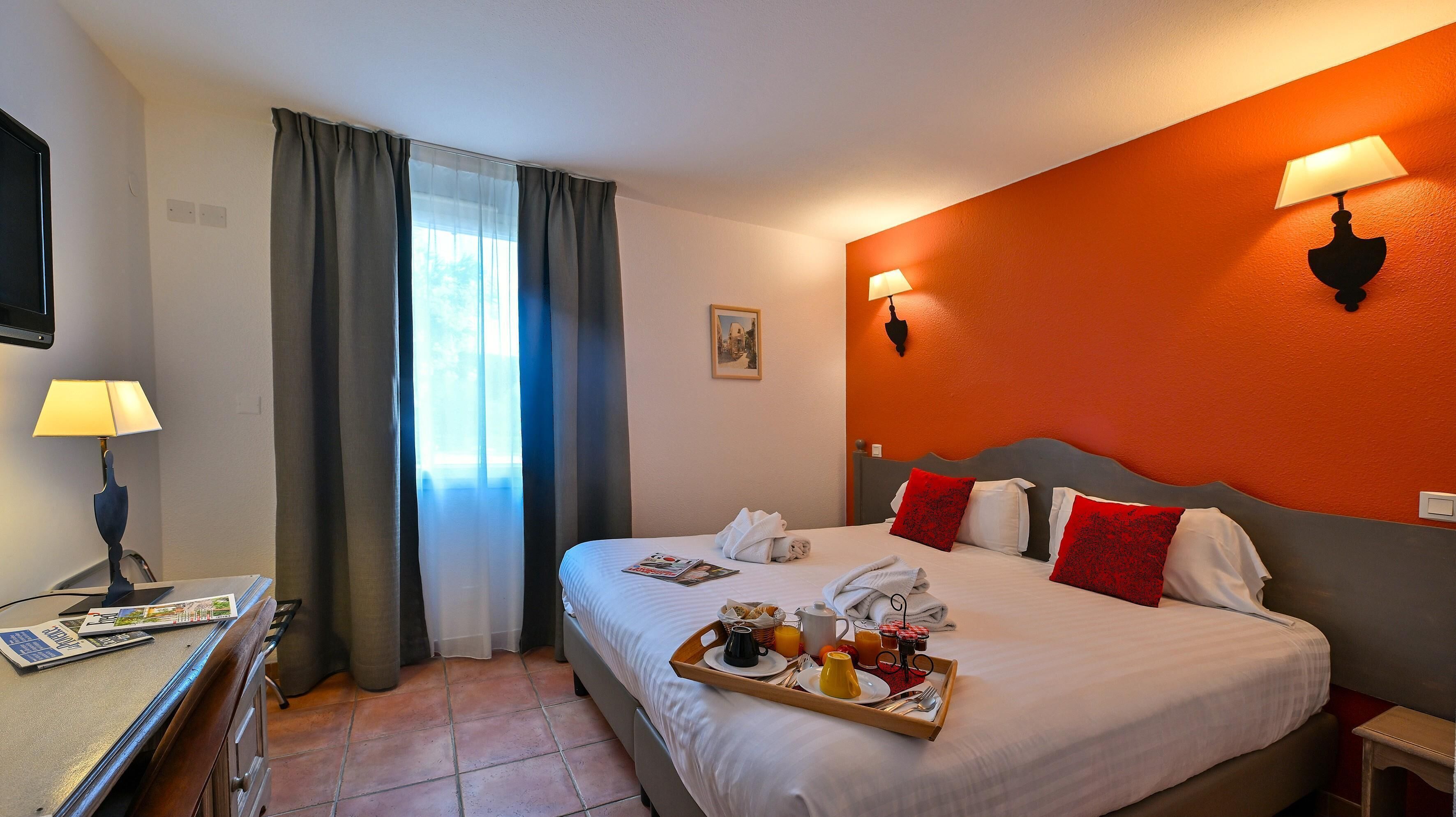 Standaard kamer, 1 queensize bed, niet-roken | Een kluis op de kamer, een bureau, geluiddichte muren