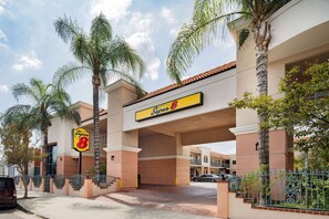 Exterior - Super 8 by Wyndham North Hollywood (North Hollywood)