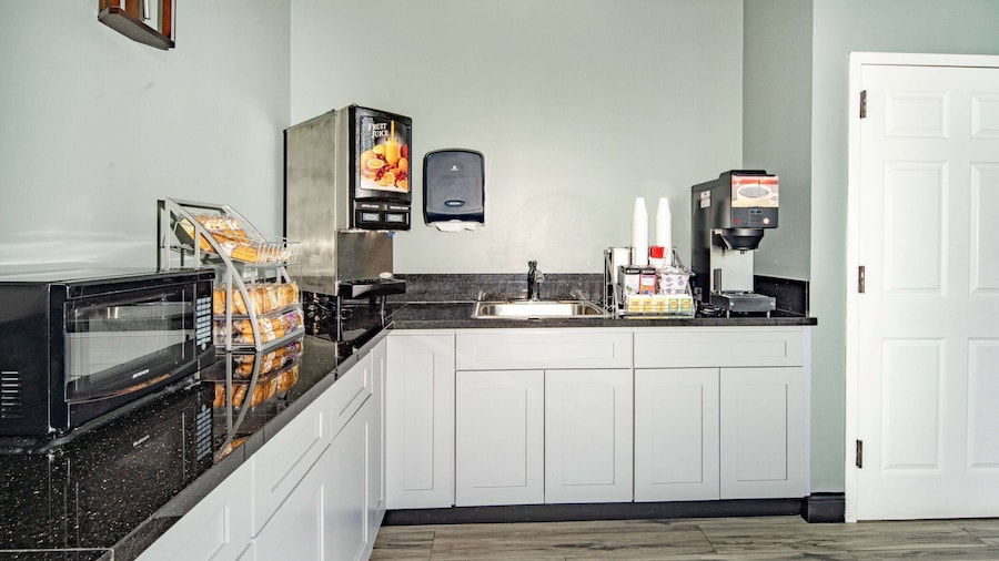 Super 8 by Wyndham North Hollywood