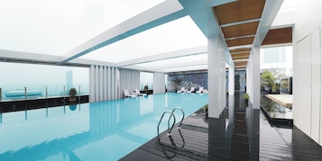 Una piscina al aire libre de temporada