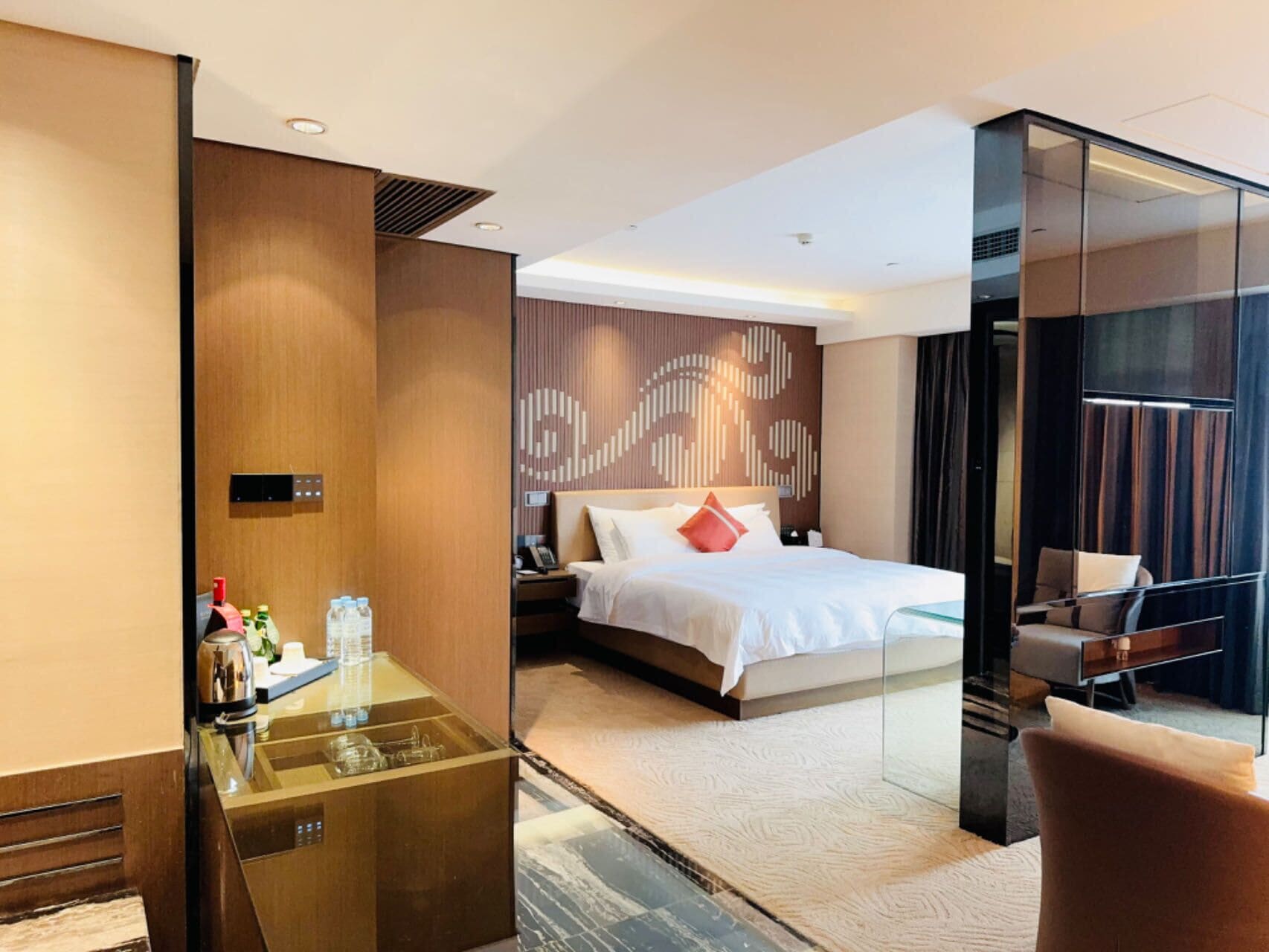 Habitación doble | Ropa de cama de alta calidad, minibar, caja fuerte y escritorio