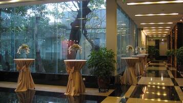 4 restoran; melayani sarapan, makan siang, dan makan malam