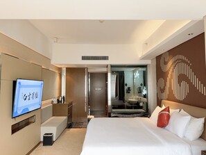 Tweepersoonskamer | Luxe beddengoed, een minibar, een kluis op de kamer, een bureau