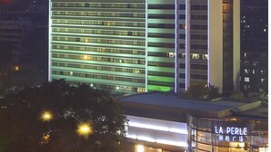 Un hotel moderno de gran altura, con varias plantas y una entrada destacada.