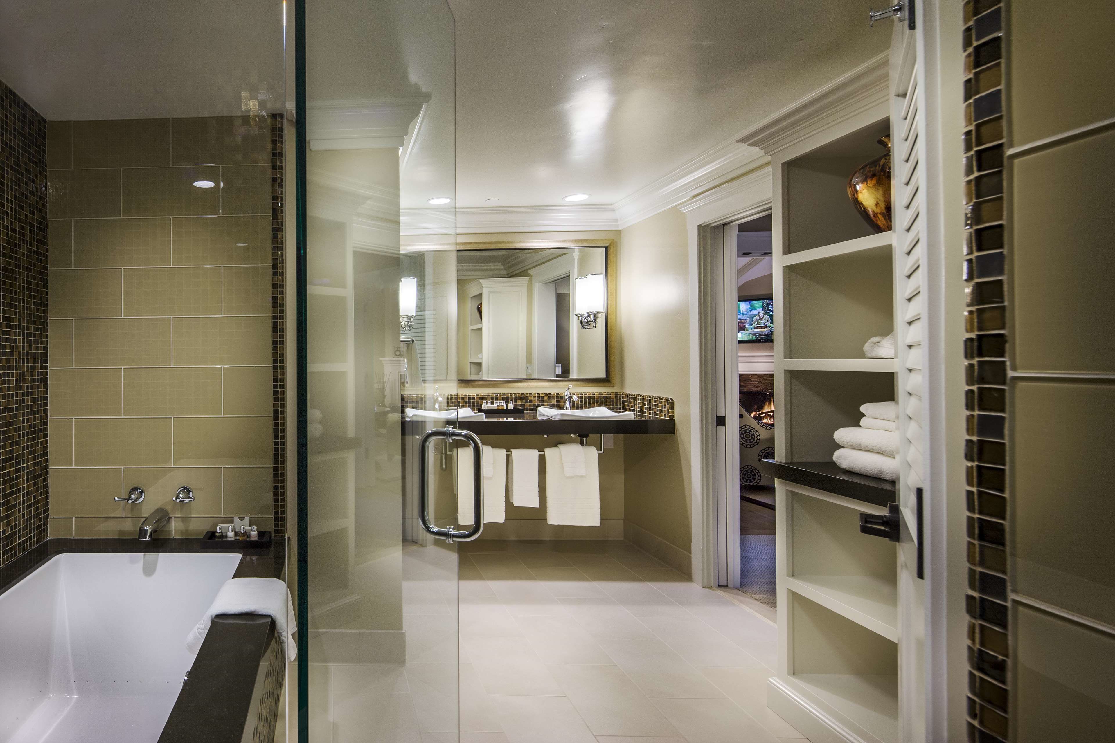 suite (crockett) | interior