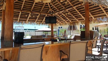 Bar en bord de piscine